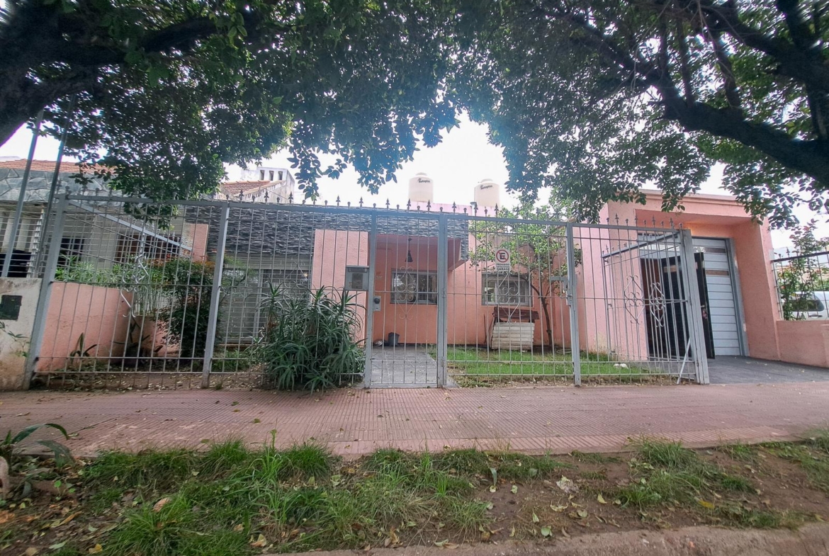 Casa en venta + depto a una cuadra Hospital Privado!