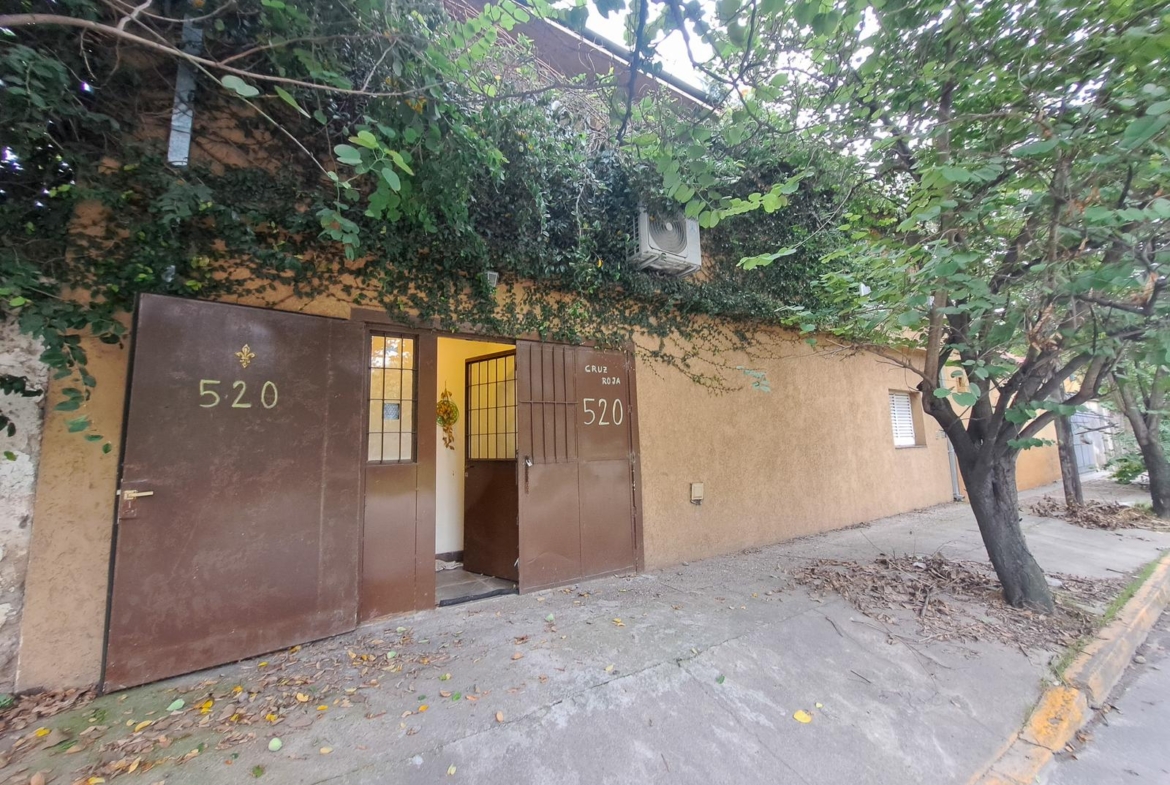 Casa en venta + depto a una cuadra Hospital Privado!